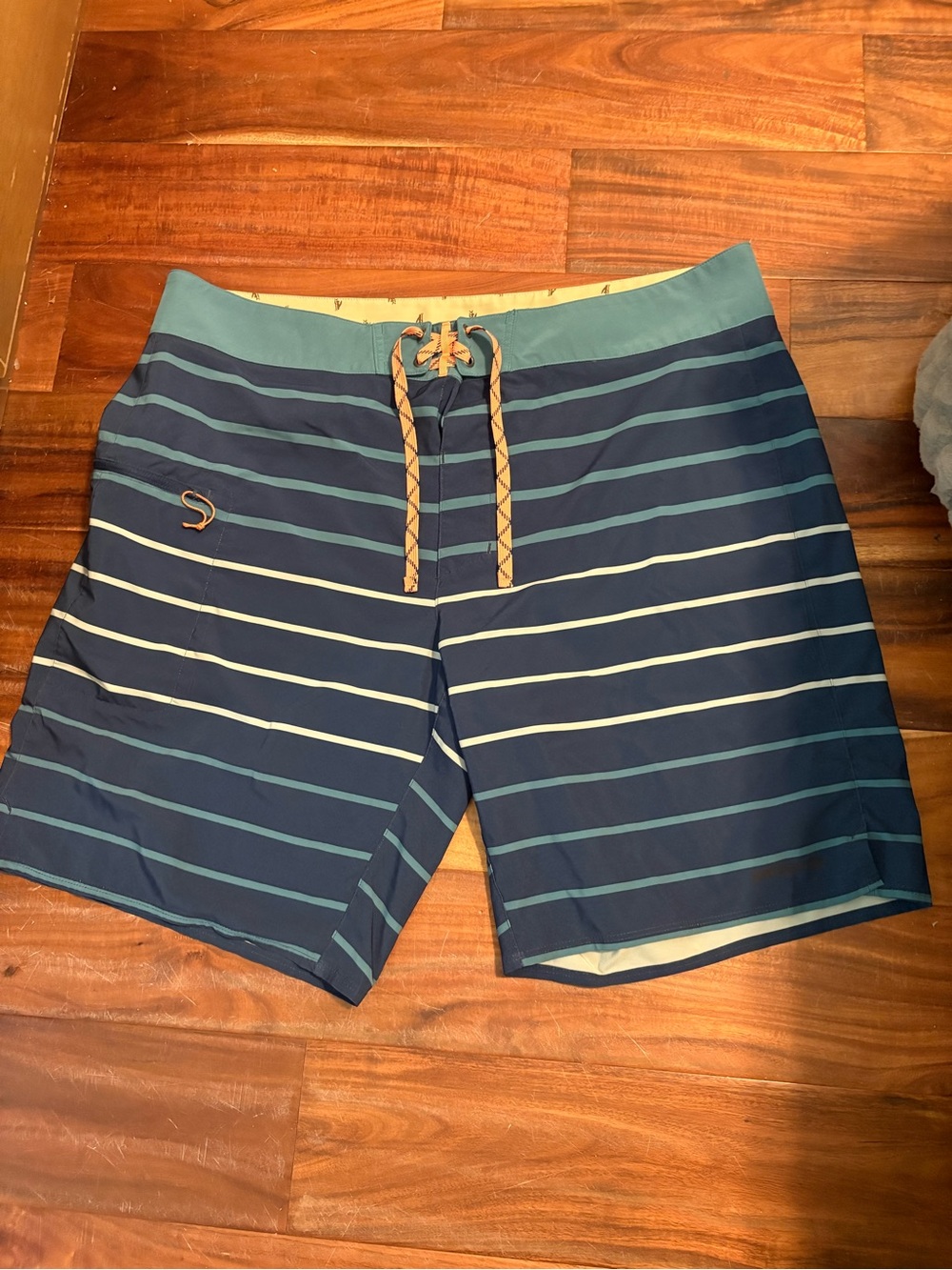 Patagonia Striped Board Shorts Men’s Size 38 Surf Swim Blue Beach (0540)
